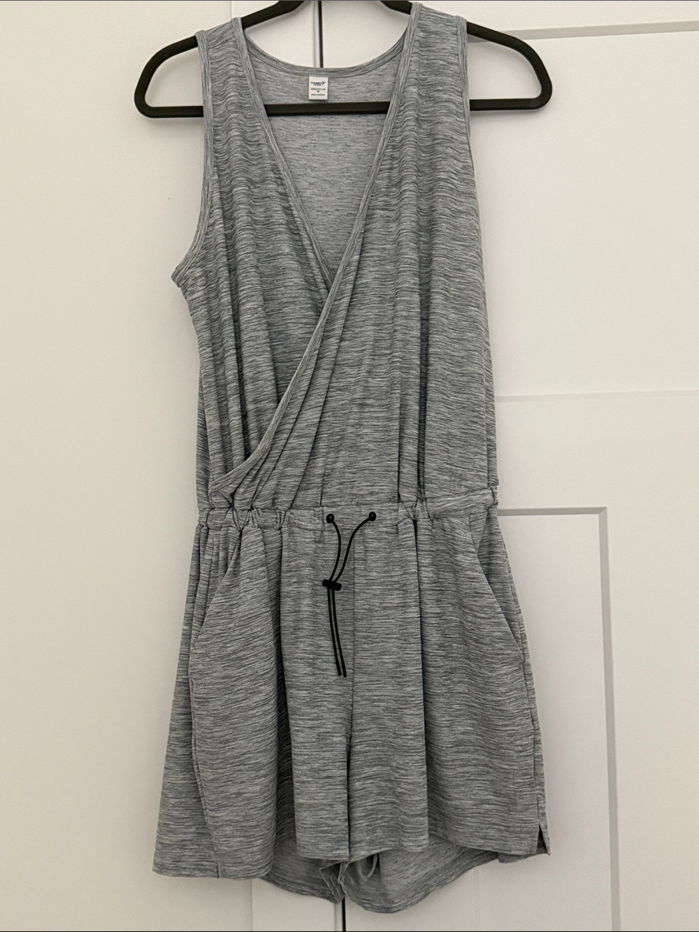OLD NAVY ACTIVE Gray Sleeveless Drawstring Jumper Wrap Top. M. ptp 19” l